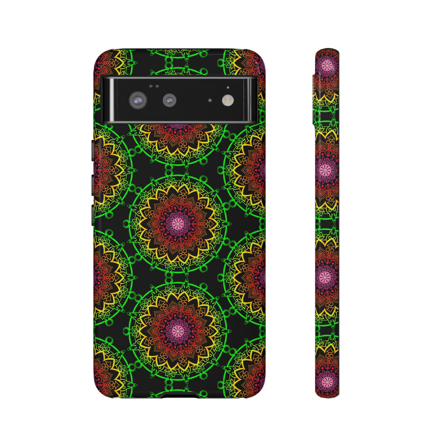 Künstlerische Mandala-Telefonhülle mit kräftigen Mustern und modernem Flair