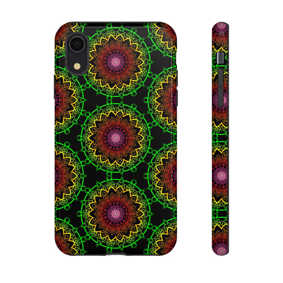 Künstlerische Mandala-Telefonhülle mit kräftigen Mustern und modernem Flair