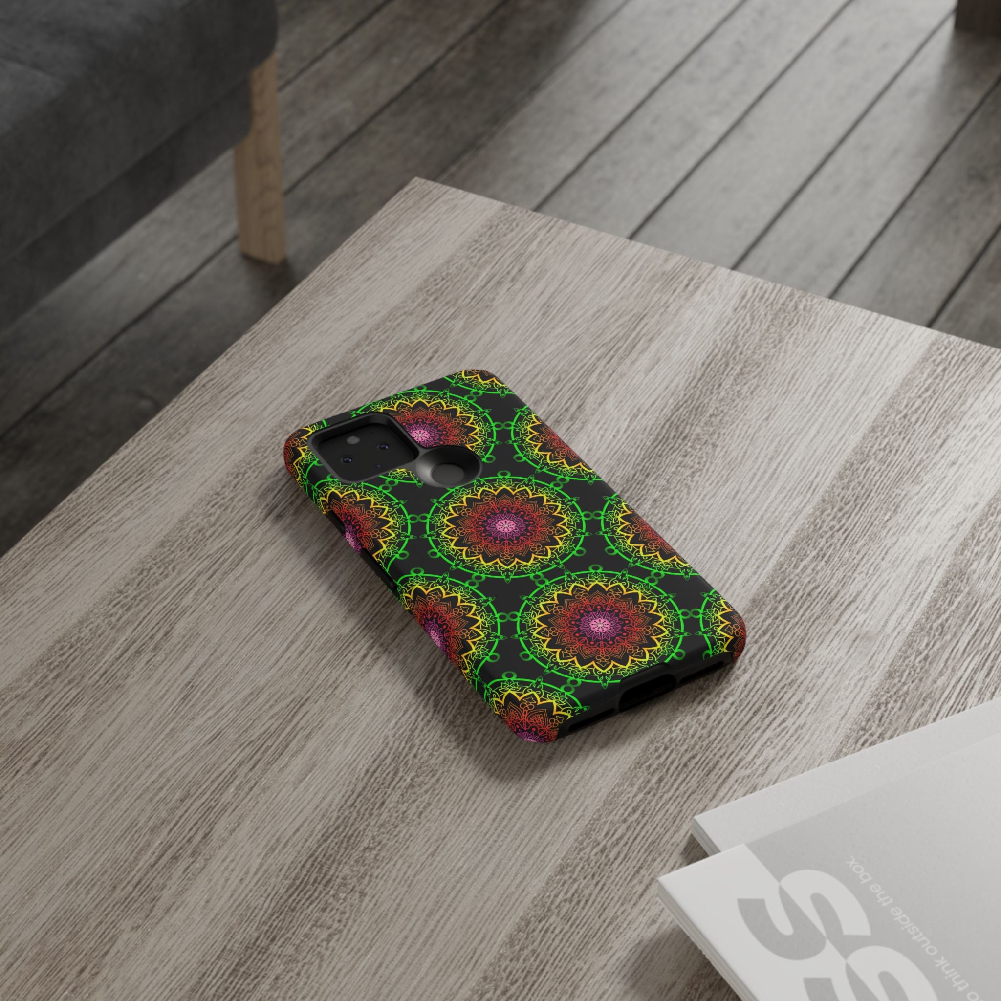 Custodia per telefono con mandala artistica, motivi audaci e stile moderno