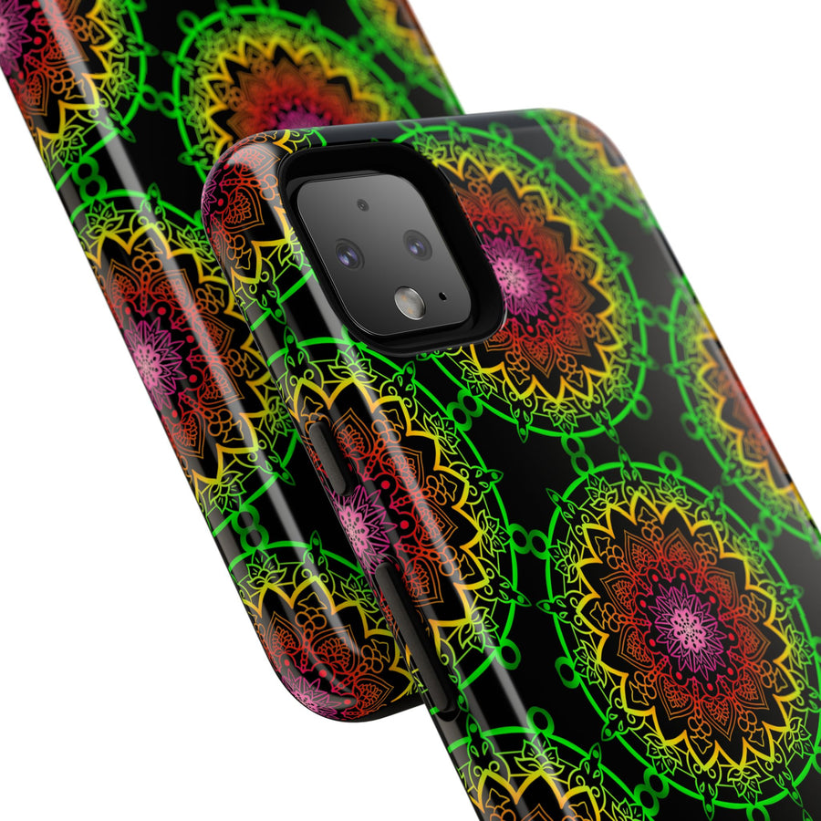 Künstlerische Mandala-Telefonhülle mit kräftigen Mustern und modernem Flair