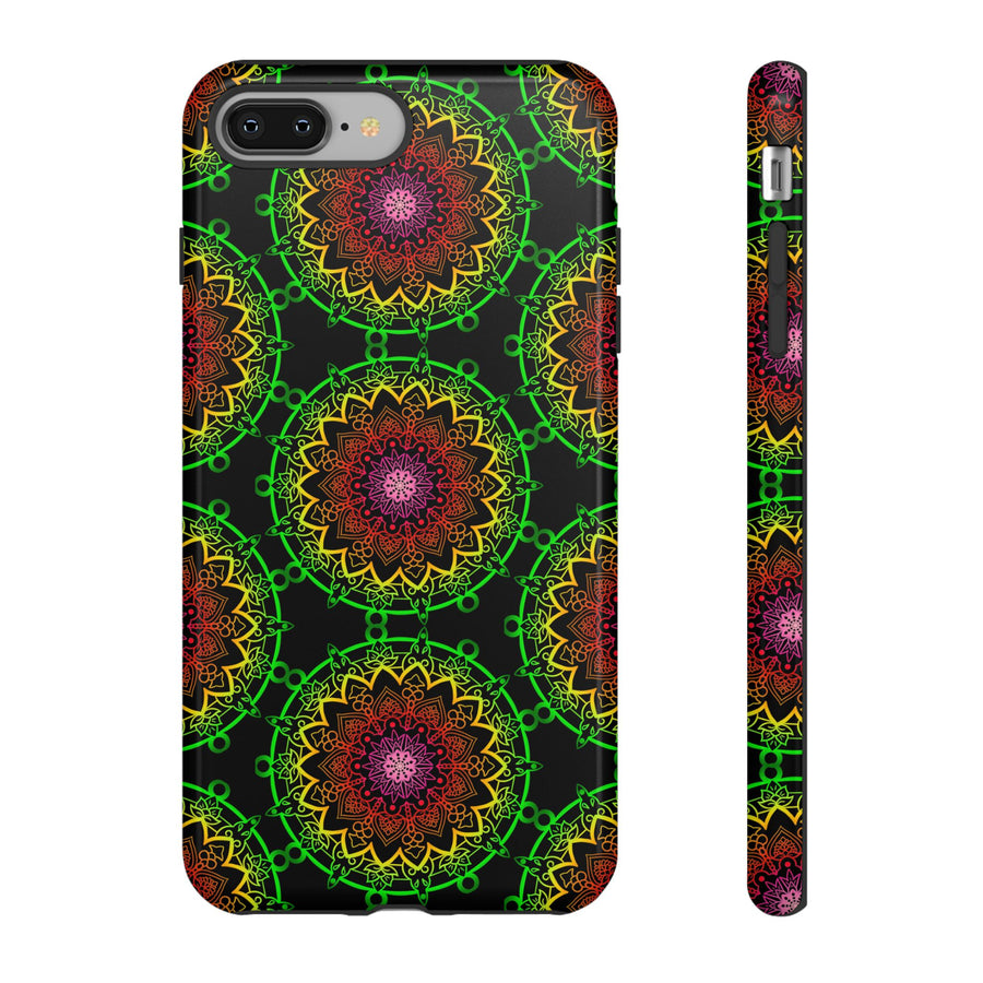 Künstlerische Mandala-Telefonhülle mit kräftigen Mustern und modernem Flair