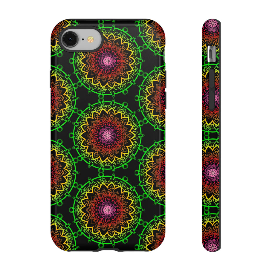 Künstlerische Mandala-Telefonhülle mit kräftigen Mustern und modernem Flair