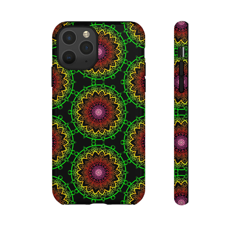 Künstlerische Mandala-Telefonhülle mit kräftigen Mustern und modernem Flair