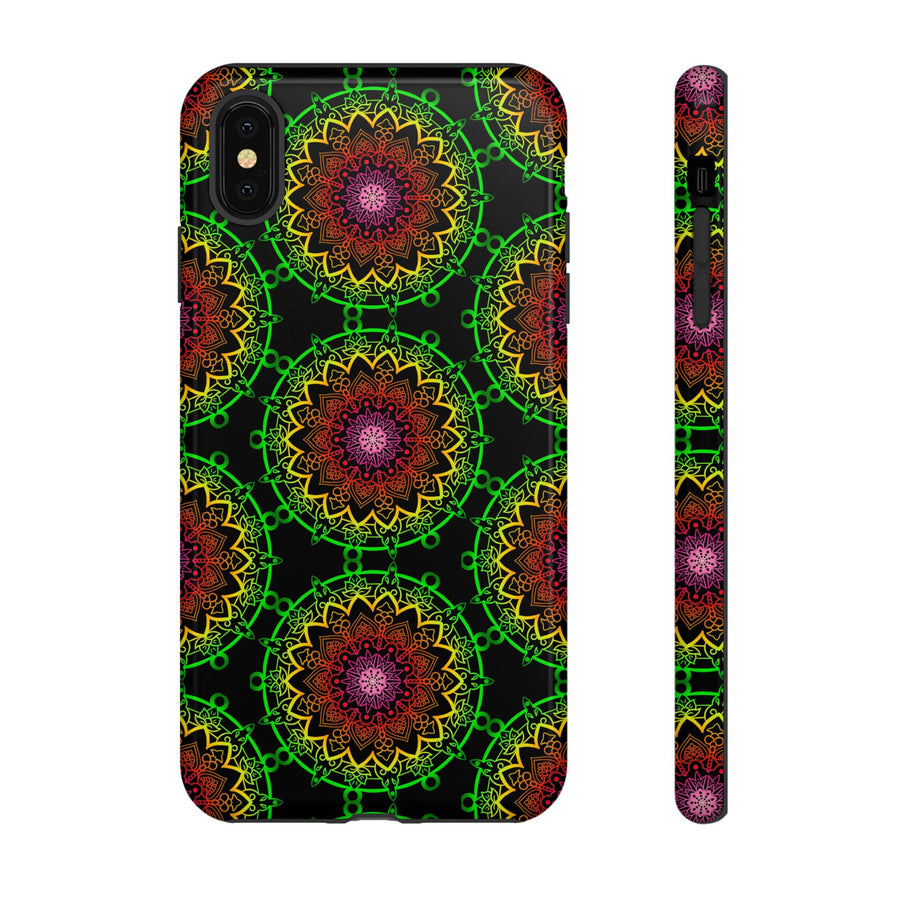 Künstlerische Mandala-Telefonhülle mit kräftigen Mustern und modernem Flair