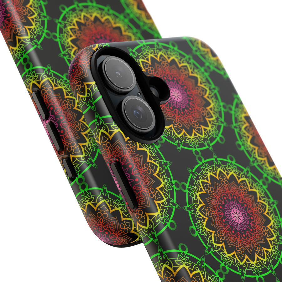 Künstlerische Mandala-Telefonhülle mit kräftigen Mustern und modernem Flair