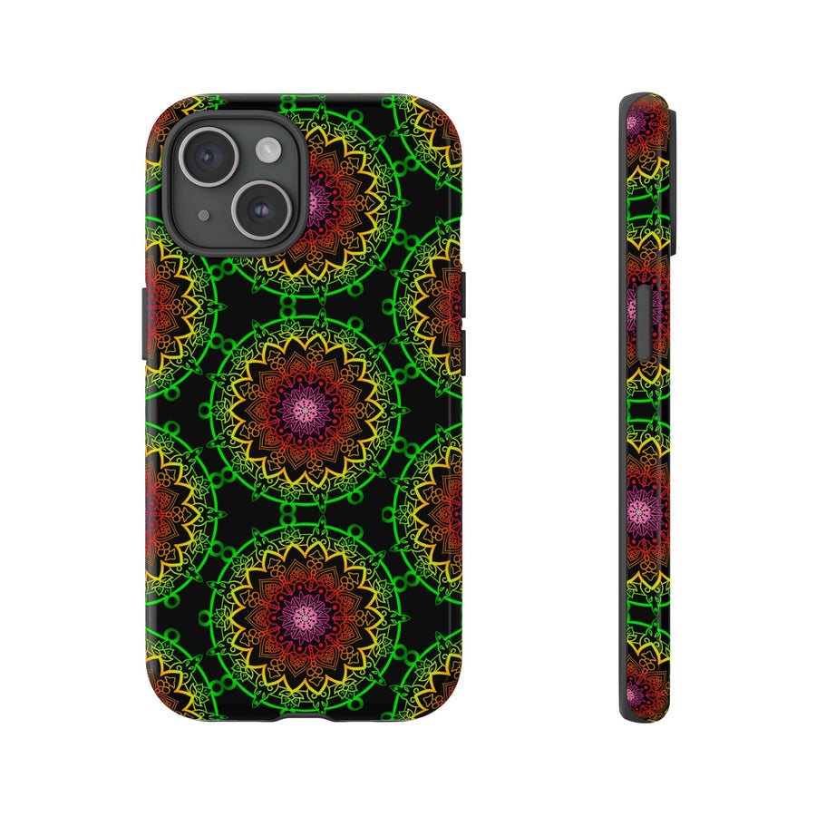 Künstlerische Mandala-Telefonhülle mit kräftigen Mustern und modernem Flair