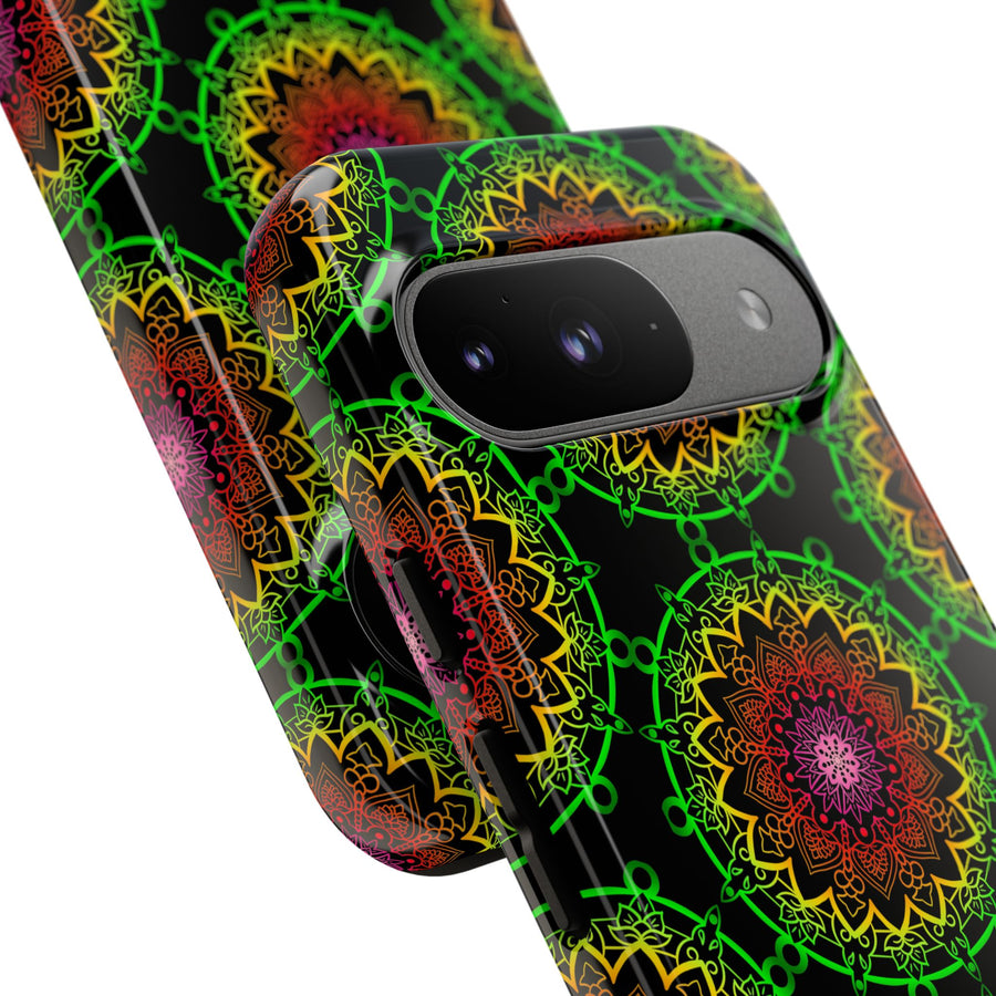 Künstlerische Mandala-Telefonhülle mit kräftigen Mustern und modernem Flair