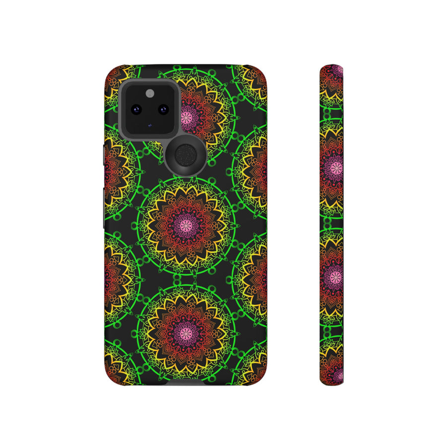 Künstlerische Mandala-Telefonhülle mit kräftigen Mustern und modernem Flair