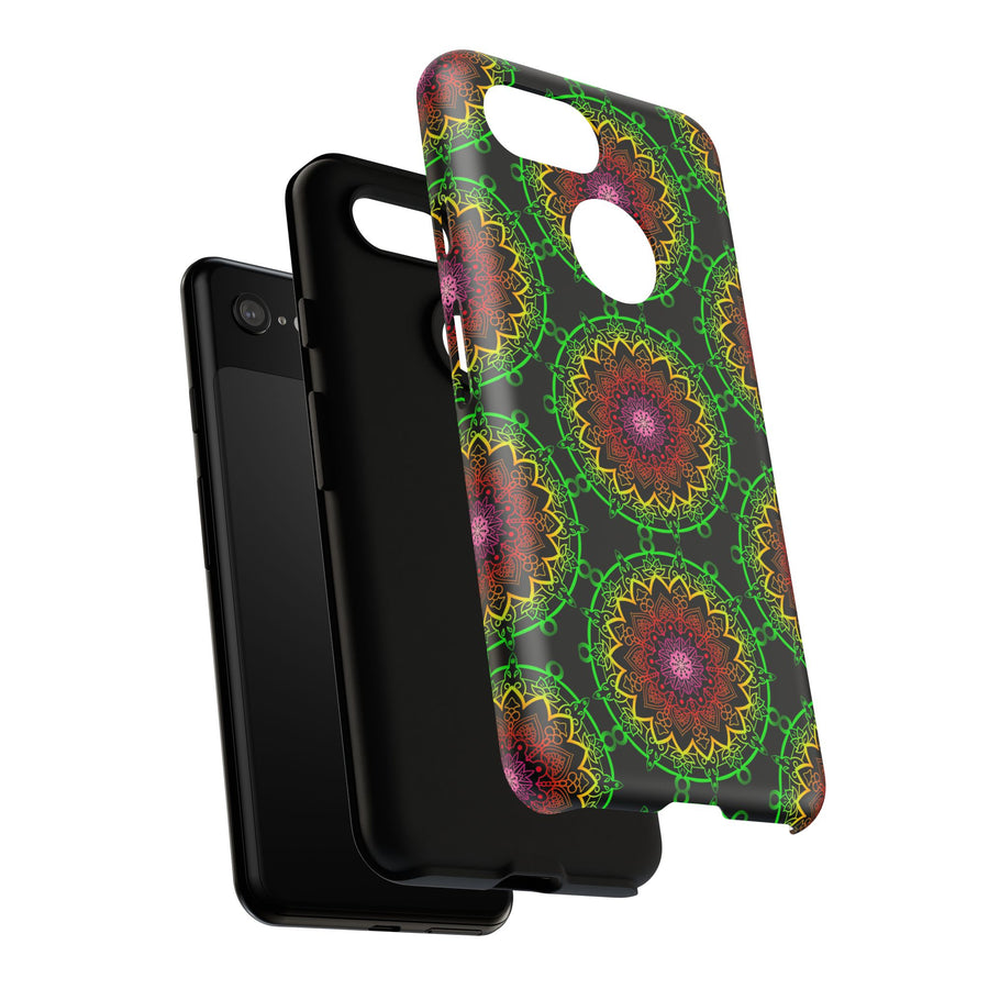 Künstlerische Mandala-Telefonhülle mit kräftigen Mustern und modernem Flair