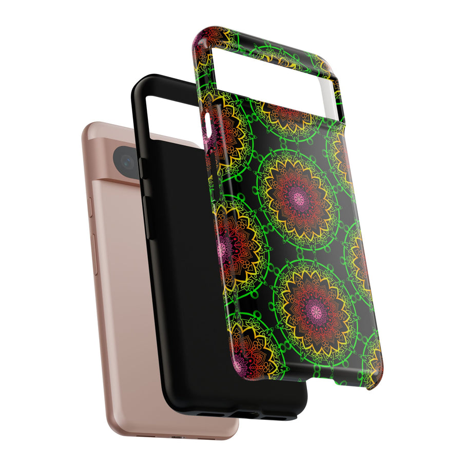 Künstlerische Mandala-Telefonhülle mit kräftigen Mustern und modernem Flair