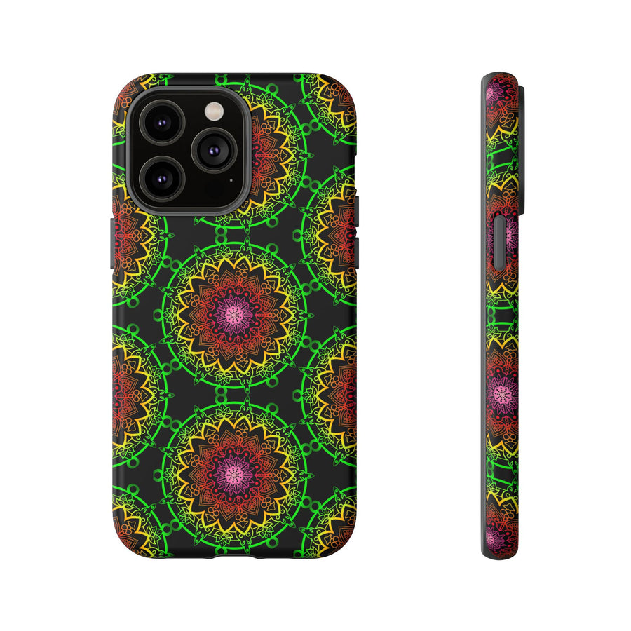 Künstlerische Mandala-Telefonhülle mit kräftigen Mustern und modernem Flair
