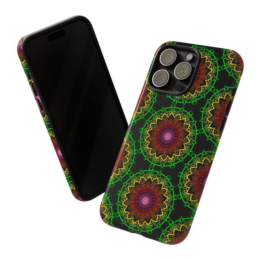Künstlerische Mandala-Telefonhülle mit kräftigen Mustern und modernem Flair