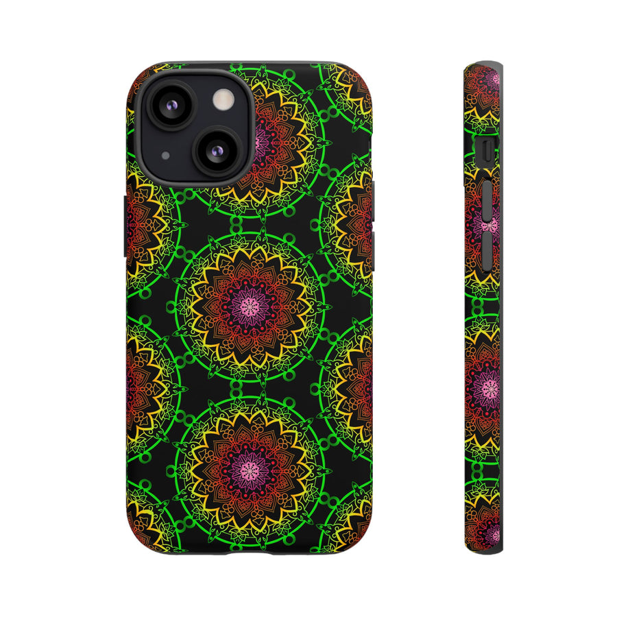 Künstlerische Mandala-Telefonhülle mit kräftigen Mustern und modernem Flair
