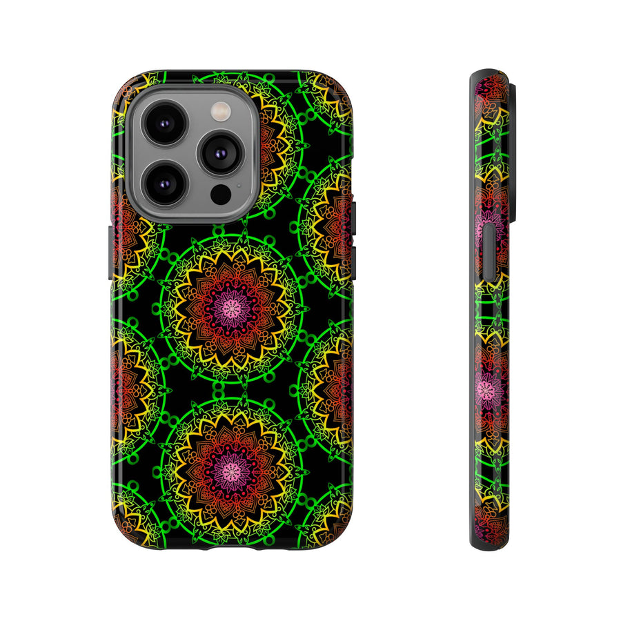 Künstlerische Mandala-Telefonhülle mit kräftigen Mustern und modernem Flair