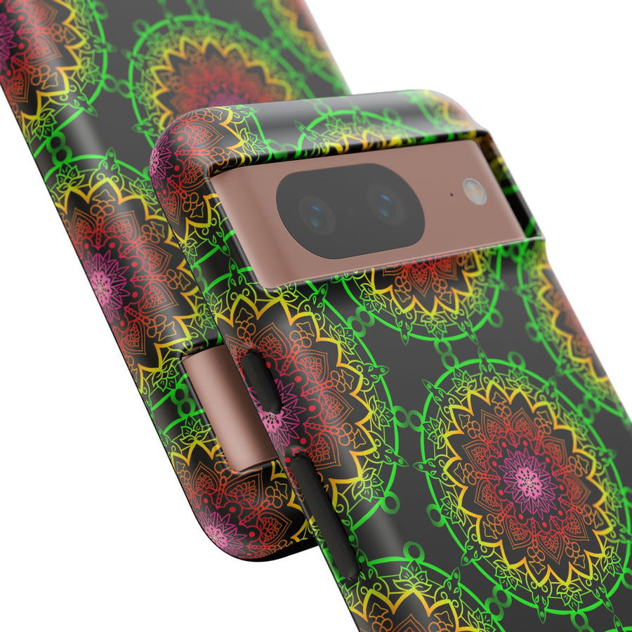 Künstlerische Mandala-Telefonhülle mit kräftigen Mustern und modernem Flair