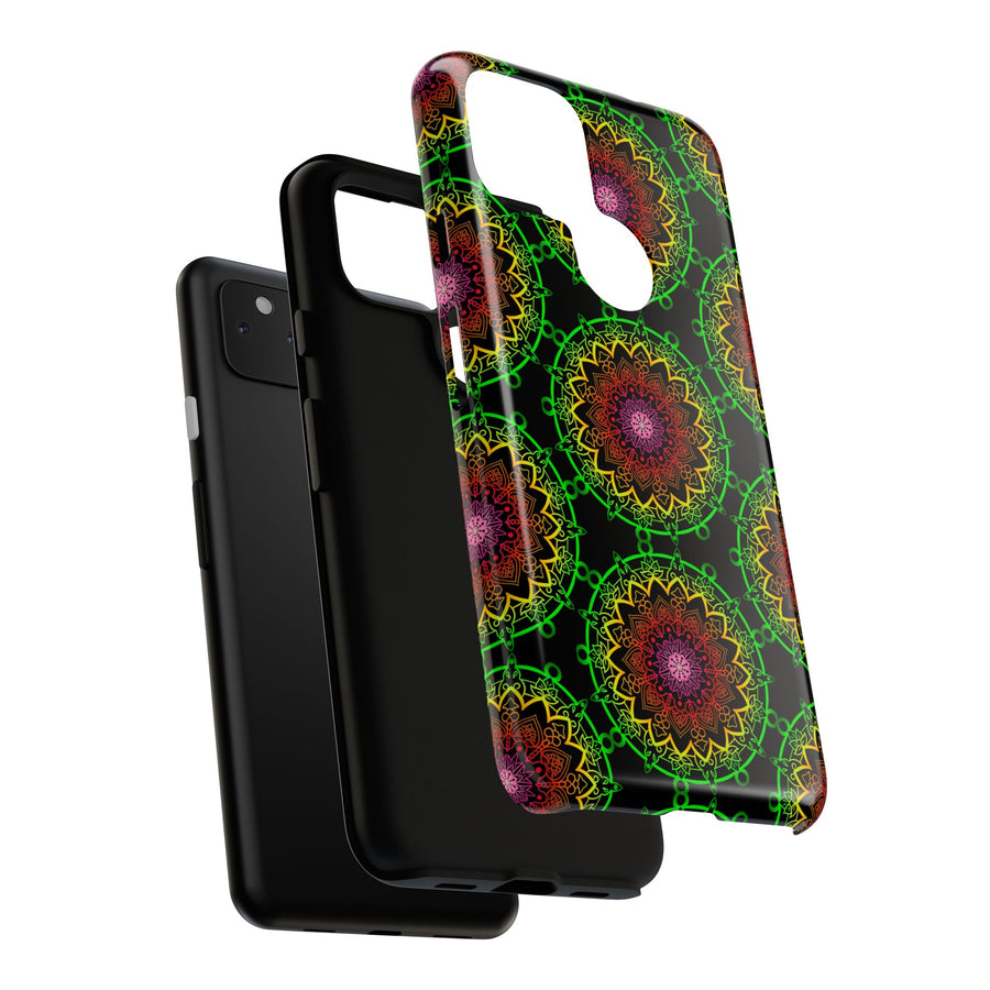 Künstlerische Mandala-Telefonhülle mit kräftigen Mustern und modernem Flair
