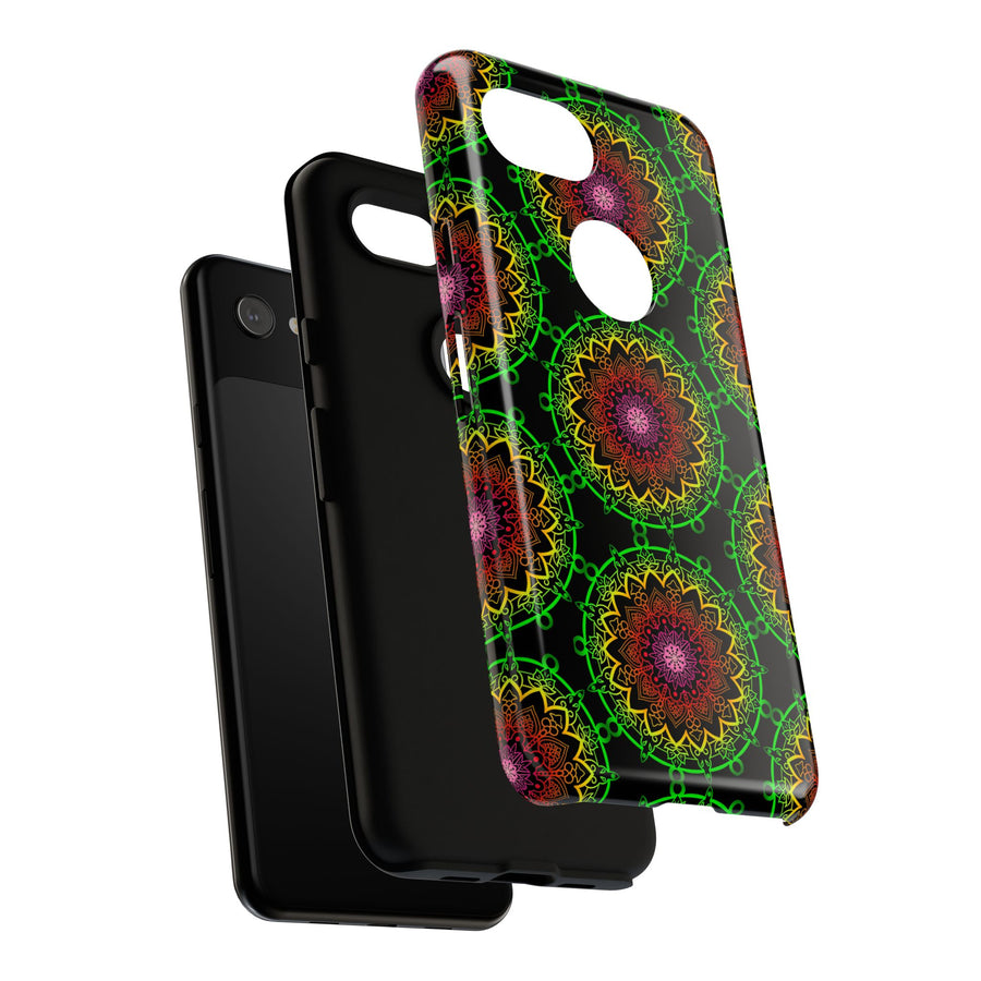 Künstlerische Mandala-Telefonhülle mit kräftigen Mustern und modernem Flair