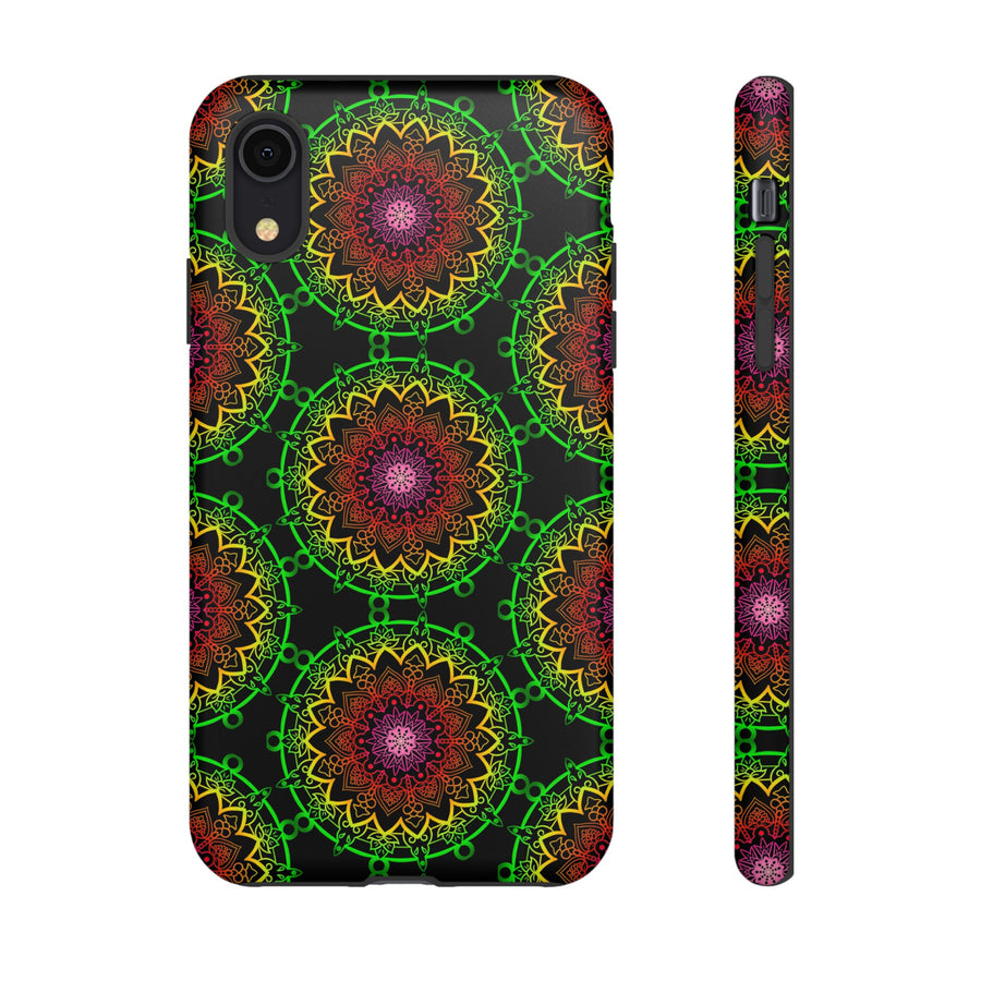 Künstlerische Mandala-Telefonhülle mit kräftigen Mustern und modernem Flair