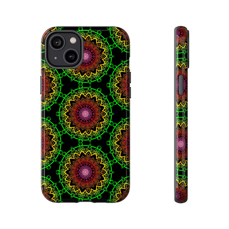Künstlerische Mandala-Telefonhülle mit kräftigen Mustern und modernem Flair