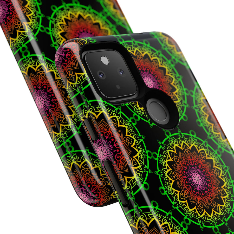 Künstlerische Mandala-Telefonhülle mit kräftigen Mustern und modernem Flair