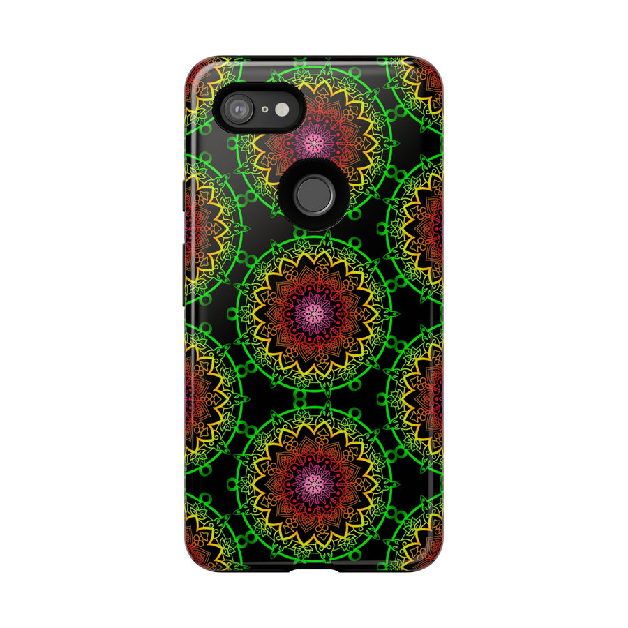 Künstlerische Mandala-Telefonhülle mit kräftigen Mustern und modernem Flair
