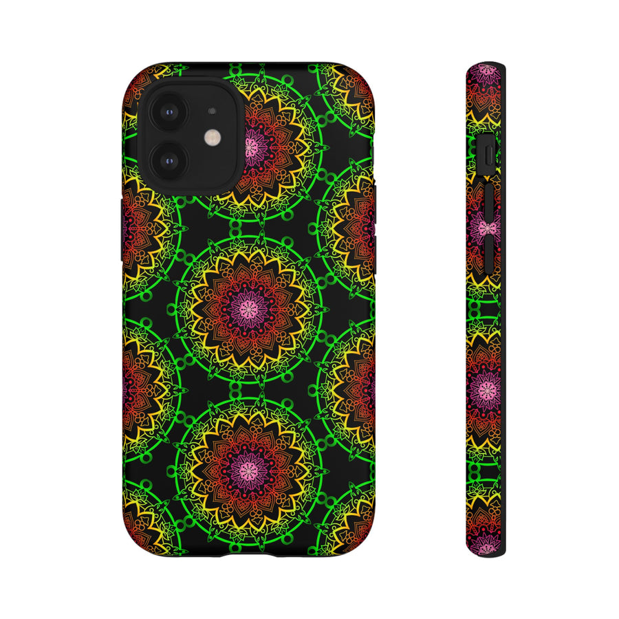 Künstlerische Mandala-Telefonhülle mit kräftigen Mustern und modernem Flair
