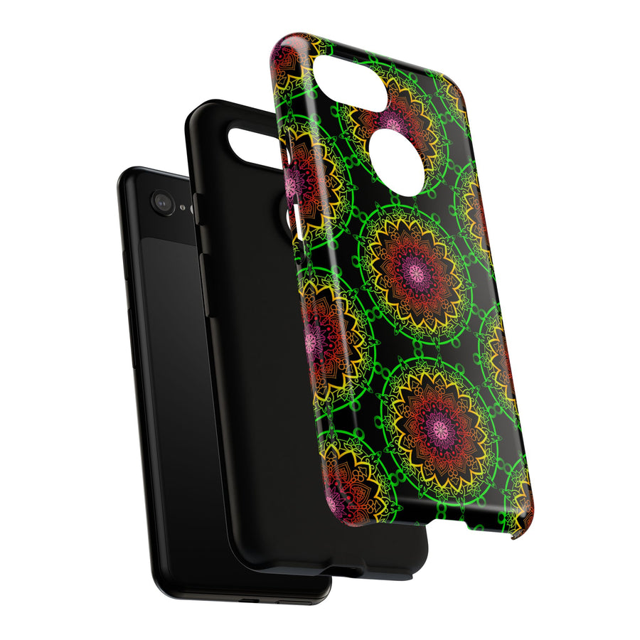 Künstlerische Mandala-Telefonhülle mit kräftigen Mustern und modernem Flair