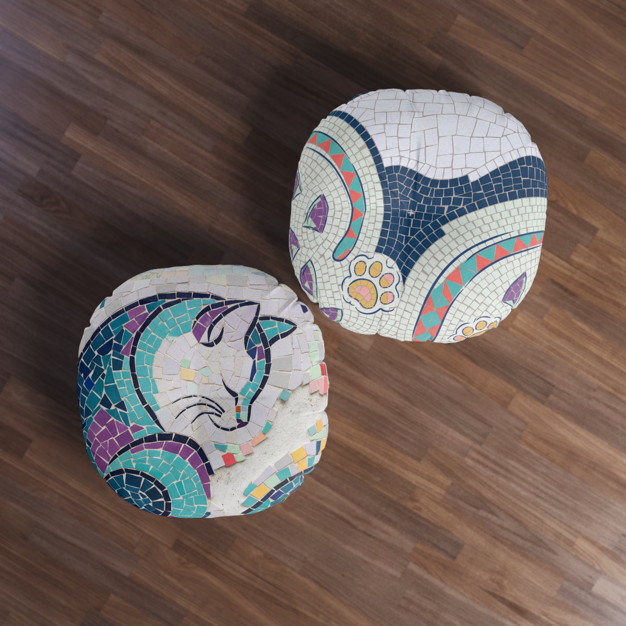 Cuscino da pavimento a mosaico con gatto introverso
