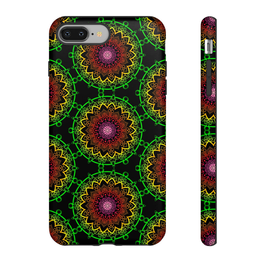 Künstlerische Mandala-Telefonhülle mit kräftigen Mustern und modernem Flair