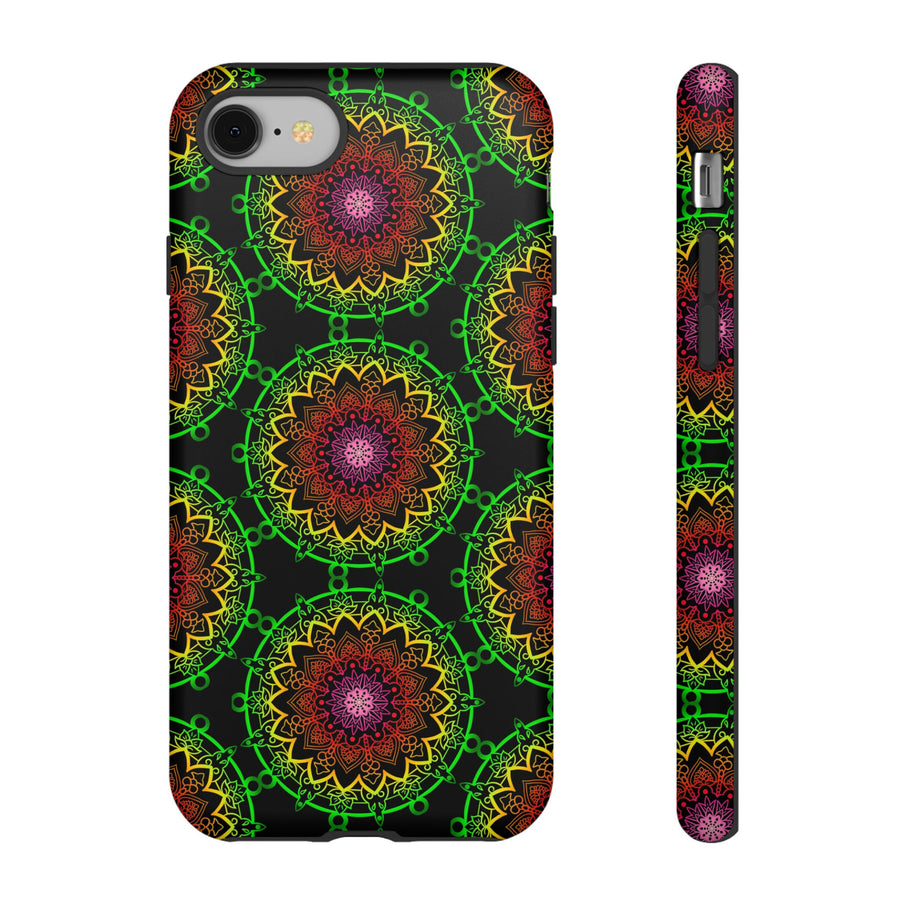 Künstlerische Mandala-Telefonhülle mit kräftigen Mustern und modernem Flair