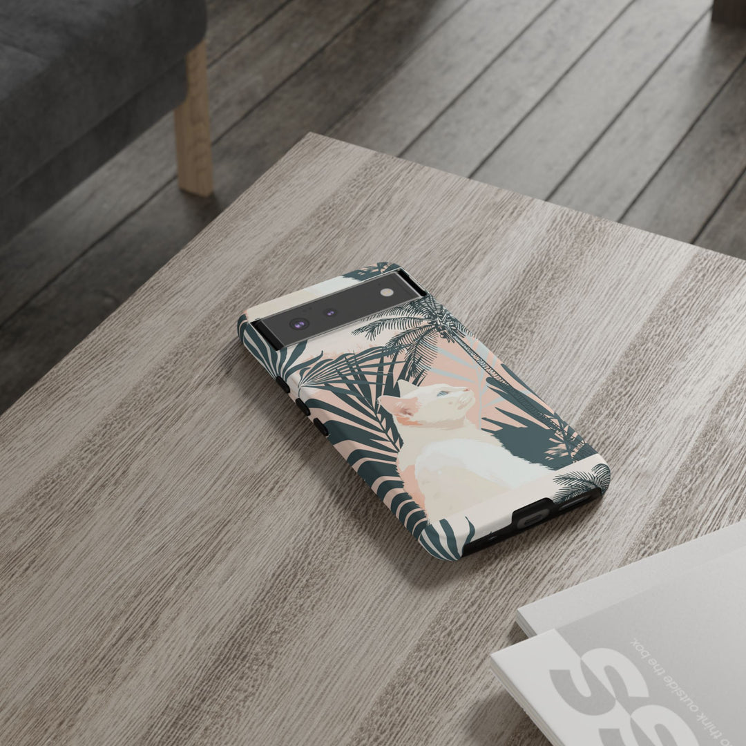 Tropische Katzen-Telefonhülle mit üppigen Palmenmotiven und sanften Pastelltönen