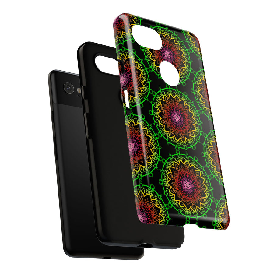 Künstlerische Mandala-Telefonhülle mit kräftigen Mustern und modernem Flair