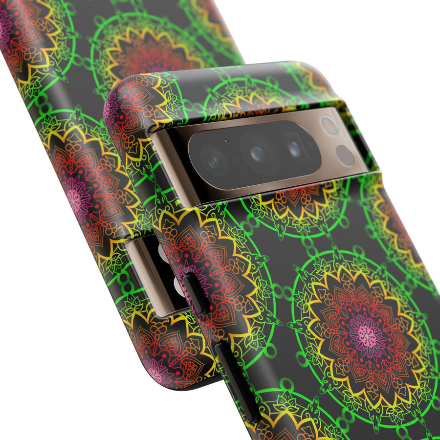 Künstlerische Mandala-Telefonhülle mit kräftigen Mustern und modernem Flair