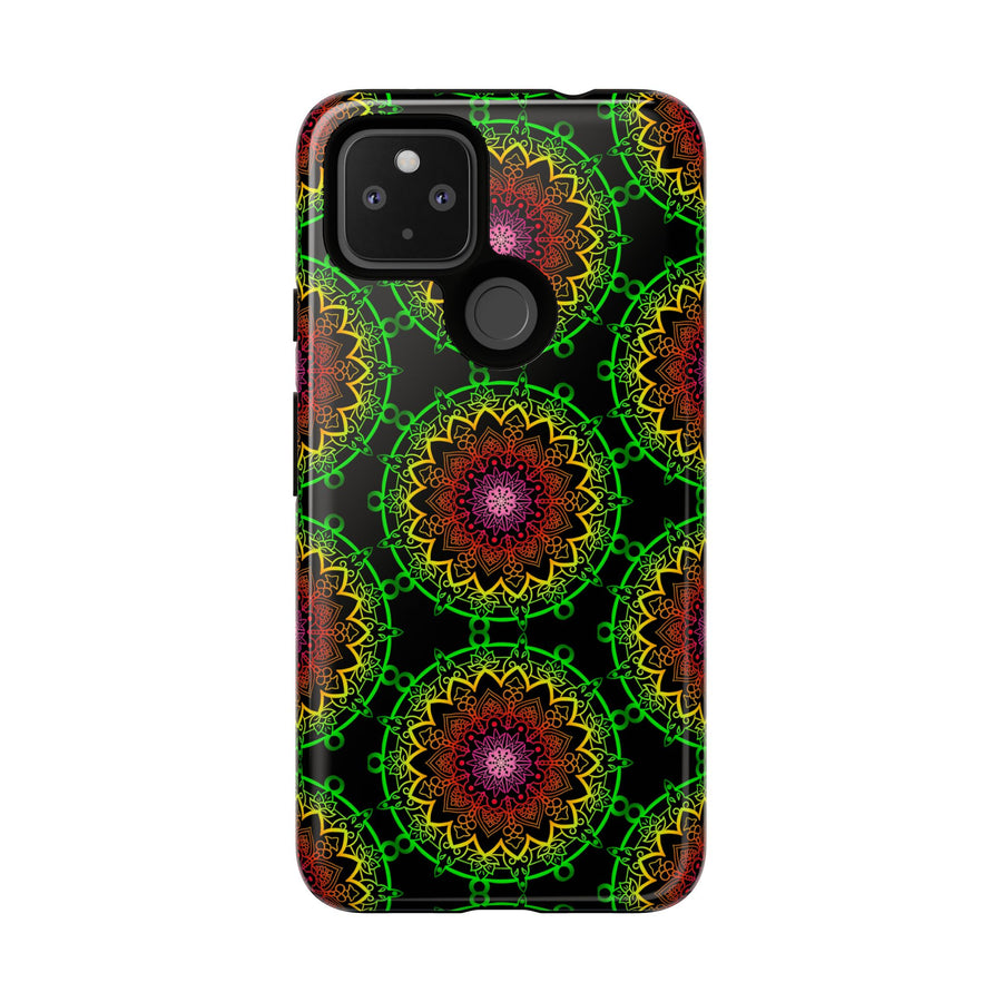 Künstlerische Mandala-Telefonhülle mit kräftigen Mustern und modernem Flair
