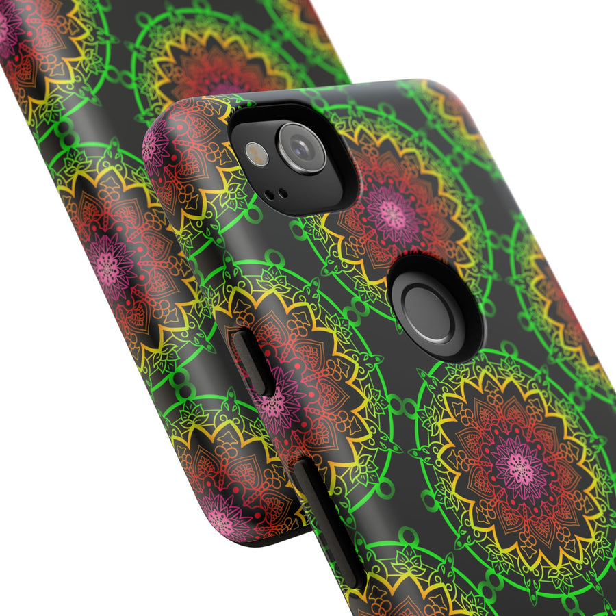 Künstlerische Mandala-Telefonhülle mit kräftigen Mustern und modernem Flair