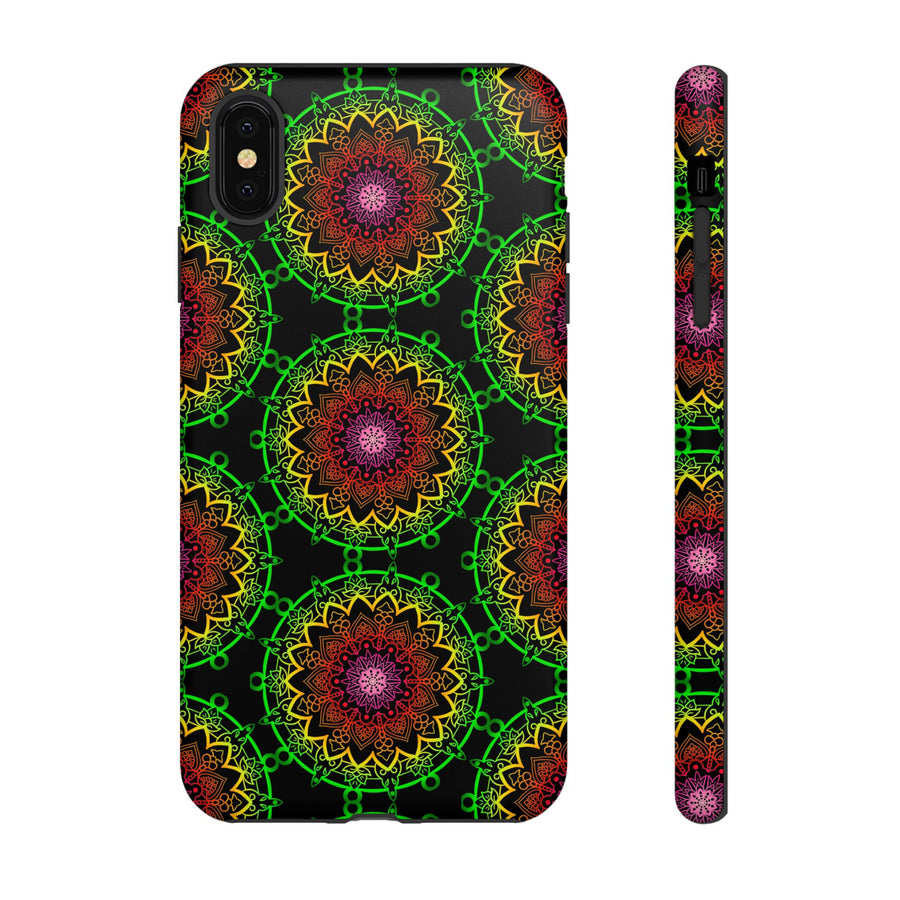 Künstlerische Mandala-Telefonhülle mit kräftigen Mustern und modernem Flair