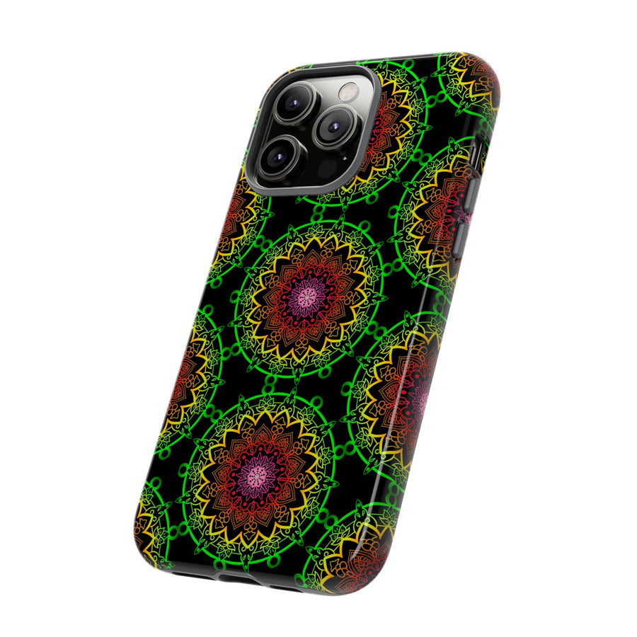 Künstlerische Mandala-Telefonhülle mit kräftigen Mustern und modernem Flair