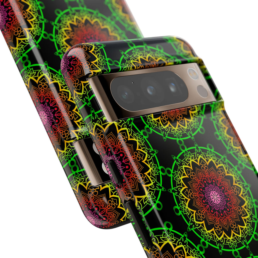 Künstlerische Mandala-Telefonhülle mit kräftigen Mustern und modernem Flair