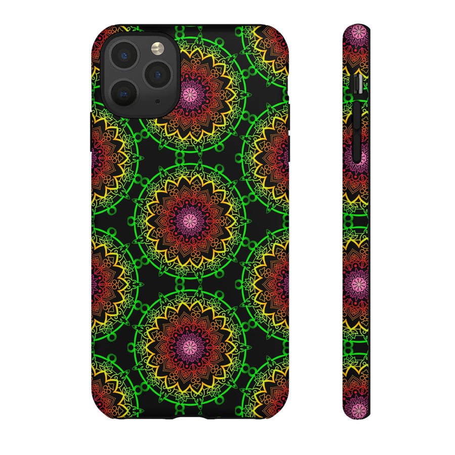 Künstlerische Mandala-Telefonhülle mit kräftigen Mustern und modernem Flair