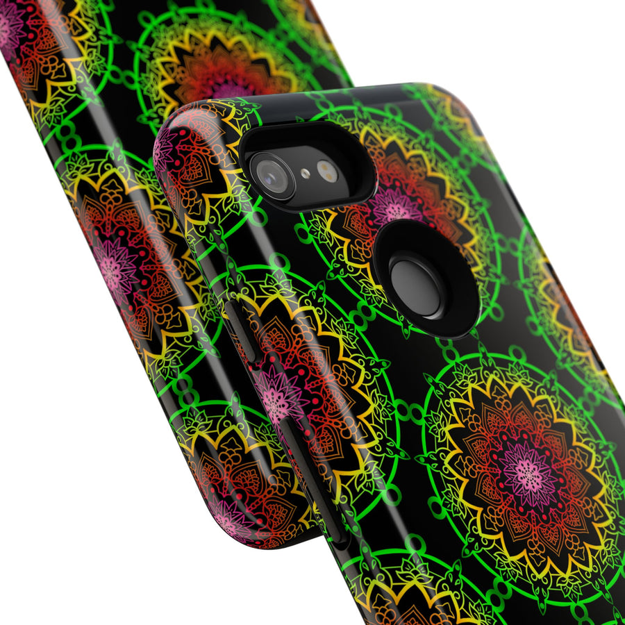 Künstlerische Mandala-Telefonhülle mit kräftigen Mustern und modernem Flair