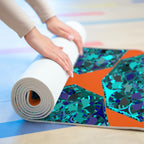 Geometrische Yogamatte aus Schaumstoff in energetischem Orange- und Aqua-Design