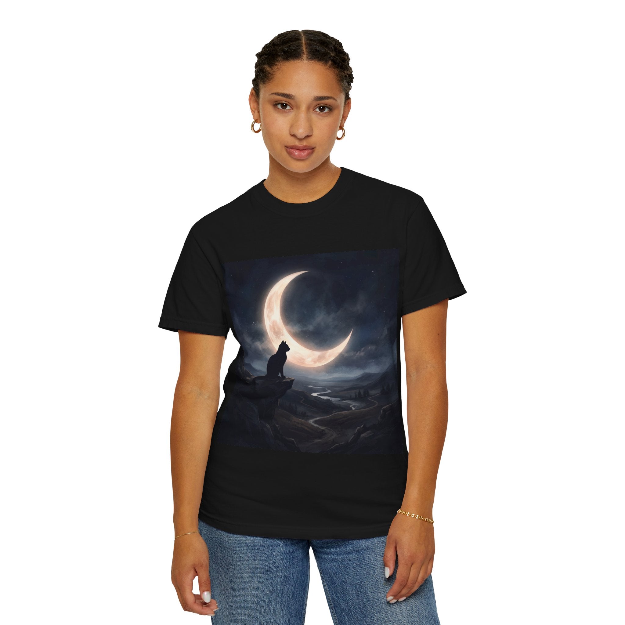 Moonlit Cat T-Shirt — Night Sky Crescent Moon Graphic Tee EU