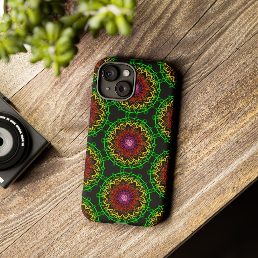 Künstlerische Mandala-Telefonhülle mit kräftigen Mustern und modernem Flair