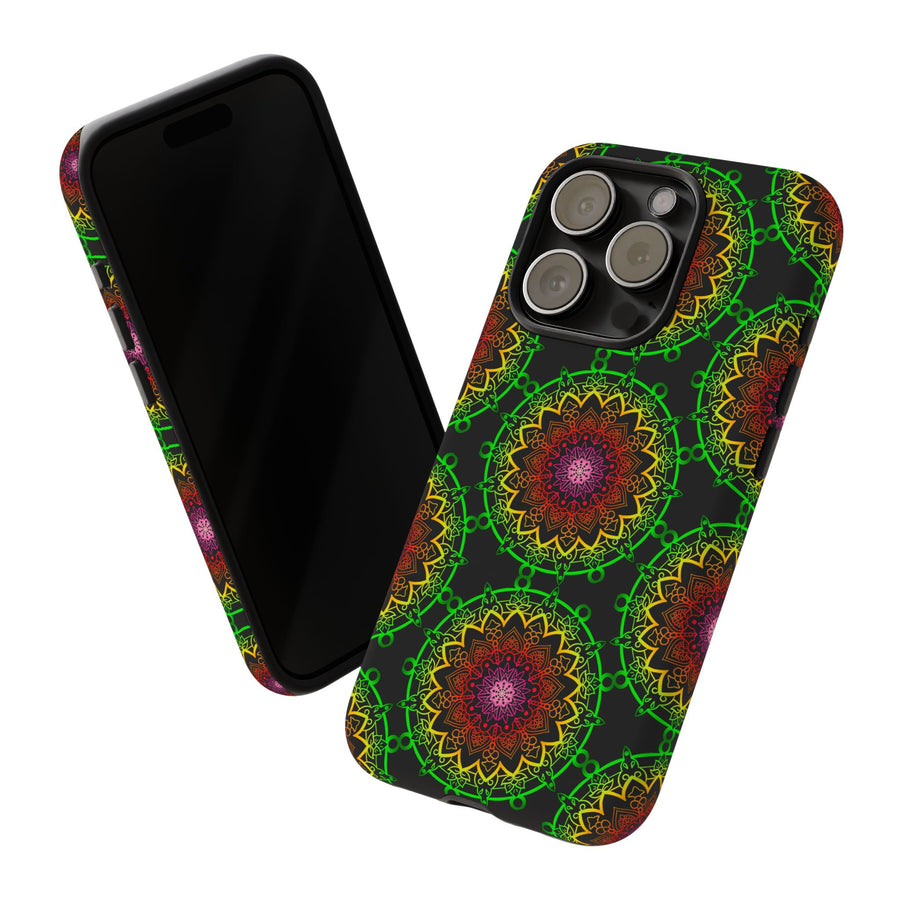 Künstlerische Mandala-Telefonhülle mit kräftigen Mustern und modernem Flair