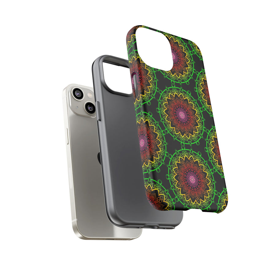 Künstlerische Mandala-Telefonhülle mit kräftigen Mustern und modernem Flair