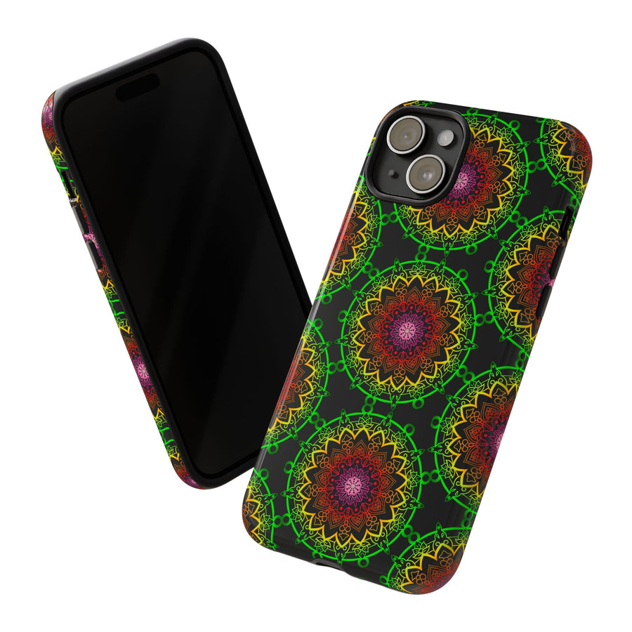 Künstlerische Mandala-Telefonhülle mit kräftigen Mustern und modernem Flair