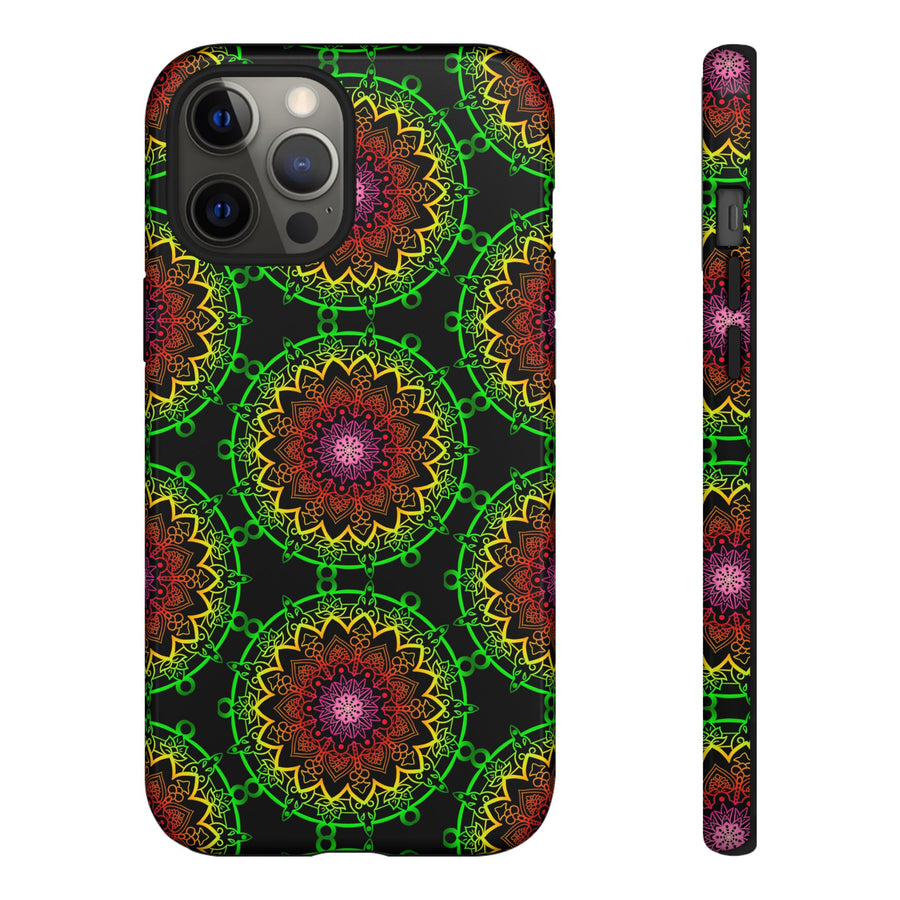 Künstlerische Mandala-Telefonhülle mit kräftigen Mustern und modernem Flair