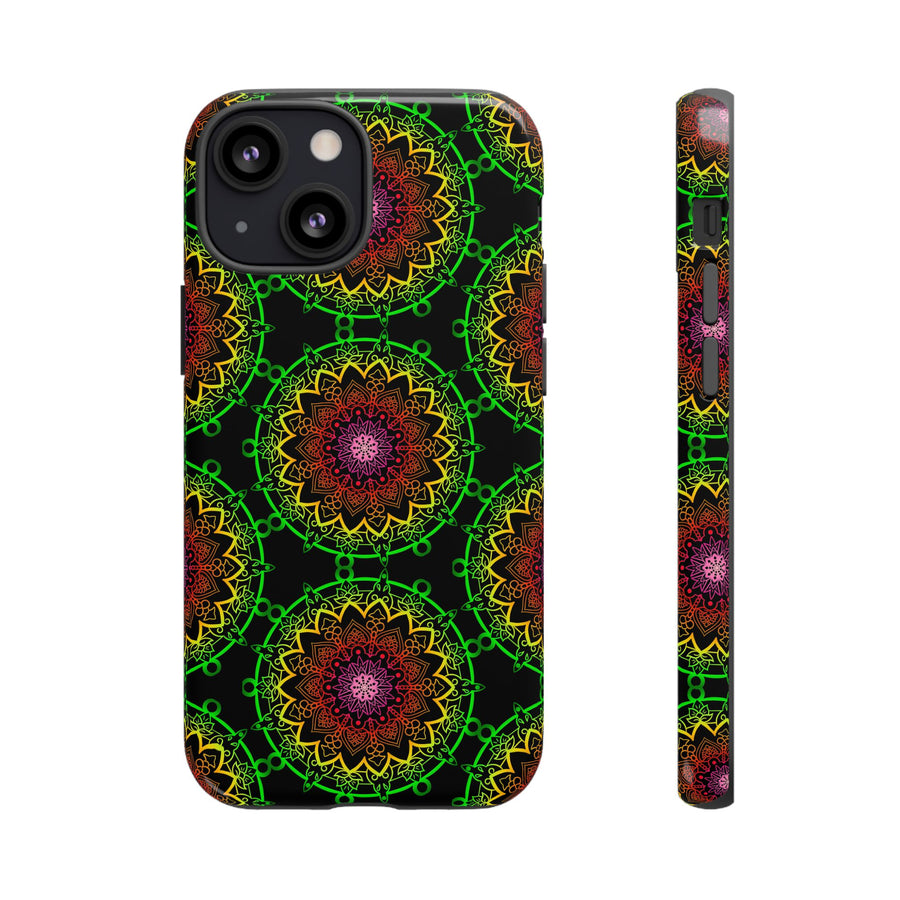 Künstlerische Mandala-Telefonhülle mit kräftigen Mustern und modernem Flair