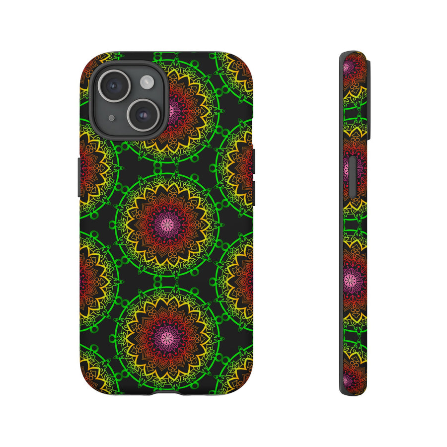 Künstlerische Mandala-Telefonhülle mit kräftigen Mustern und modernem Flair