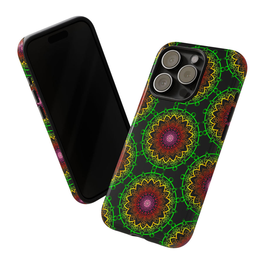 Künstlerische Mandala-Telefonhülle mit kräftigen Mustern und modernem Flair
